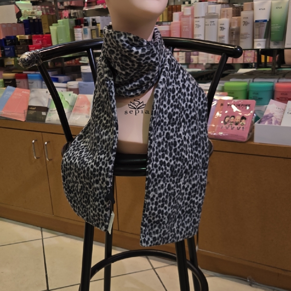 Chic Leopard Print Scarf in Black and Gray